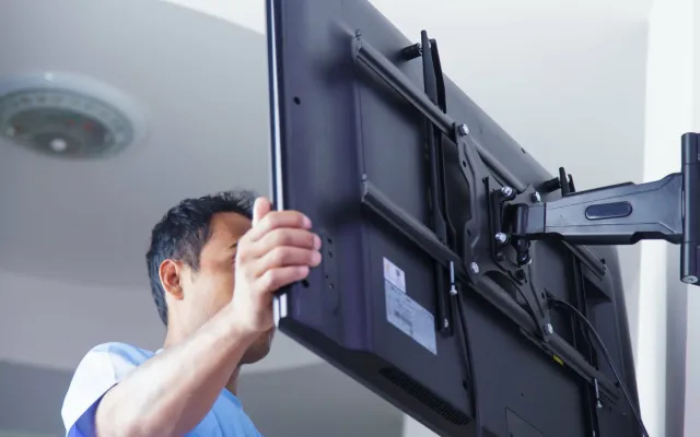 What's the difference between tilt and swivel mounts?