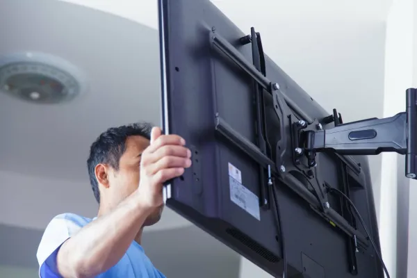 What's the difference between tilt and swivel mounts?