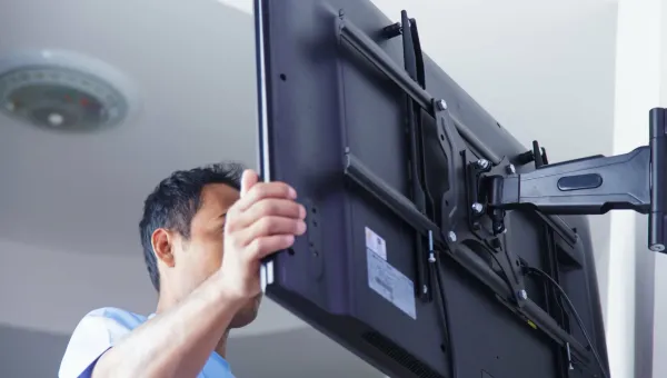 What's the difference between tilt and swivel mounts?