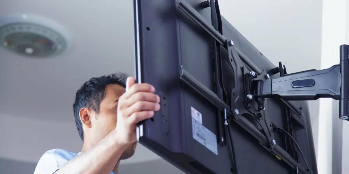 What's the difference between tilt and swivel mounts?