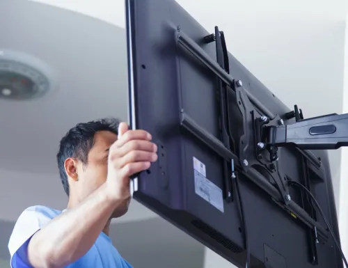 What's the difference between tilt and swivel mounts?